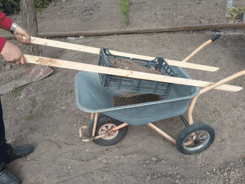 Просеивание компоста в тележку