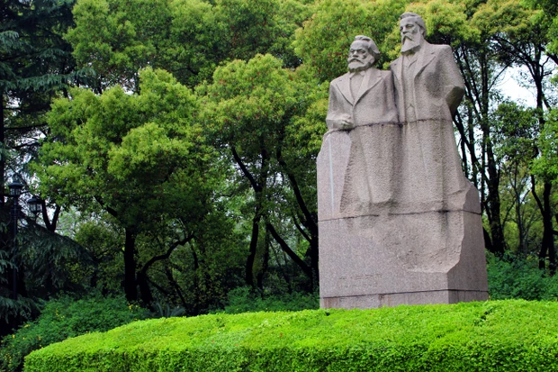 Памятник Карлу Марксу и Фридриху Энгельсу в парке Фусинг, Шанхай, Китай.