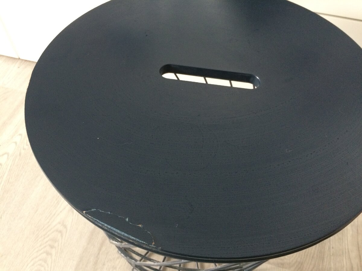 Верхняя крышка крайне хрупкая, а еще на ней видна малейшая пылинка и даже разводы воды