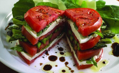 Вам понадобятся: крупные помидоры и огурцы, листья салата, отварная куриная грудка  (100 грамм), зеленый лук, диетический майонез или масло (подсолнечное,  оливковое и т.д.), маслины или оливки (5-7 шт.), соль, специи – по  желанию.
Приготовление: нарезаем куриную грудку  квадратиками, добавляем зеленый лук, оливки (или маслины), соль, специи и  майонез (или масло). Все хорошенько смешиваем. Отдельно нарезаем огурцы  и помидоры (кружочками). Затем формируем бутерброды: берем лист салата,  кладем заготовку из куриной грудки и украшаем кружочками помидора и  огурца. Сверху можно добавить любую зелень, например, укроп.