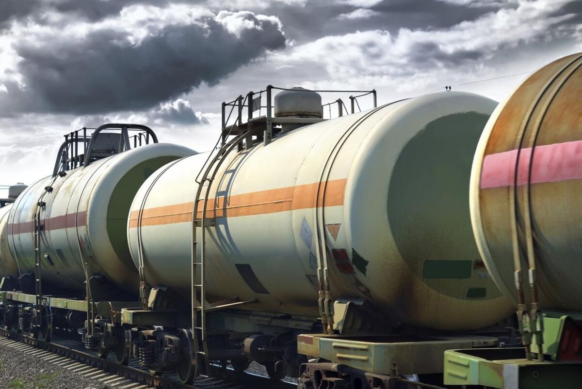 Топлива нефтепродуктов. Цистерна с топливом. Транспортировка нефти. Цистерна с нефтью. Вагон цистерна нефть.