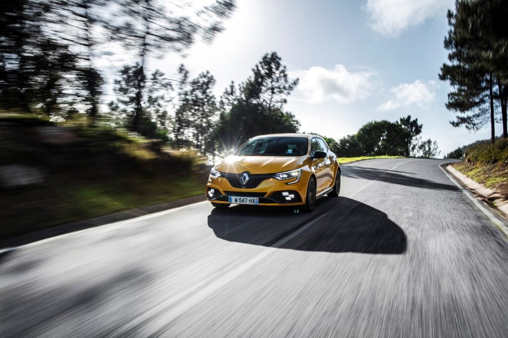  Renault Megane RS - неприметный, но настоящий, спортивный, хэтчбек. Автомобиль, который действительно не выделяется на дороге. Здесь нет вызывающих спойлеров, изгибов и прочих спортивных акцентов.-2