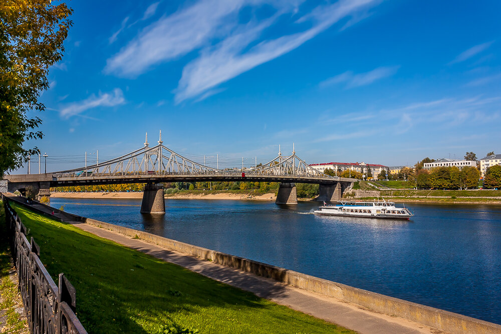 Тверь река. Река Волга в Твери. Берег реки Волга Тверь мост. Набережная реки Волги Тверь. Набережные Волги и мосты; Тверь.