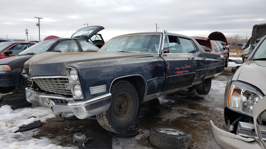 Разборка американцев. Cadillac Fleetwood 1967. Cadillac Fleetwood 60 Special 1967. Cadillac 1967 Rusty. Cadillac 1967 Junk Yard.