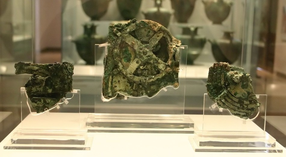 Фрагменты антикитерского механизма в национальном археологическом музее в Афинах | Фото: hi-news.ru