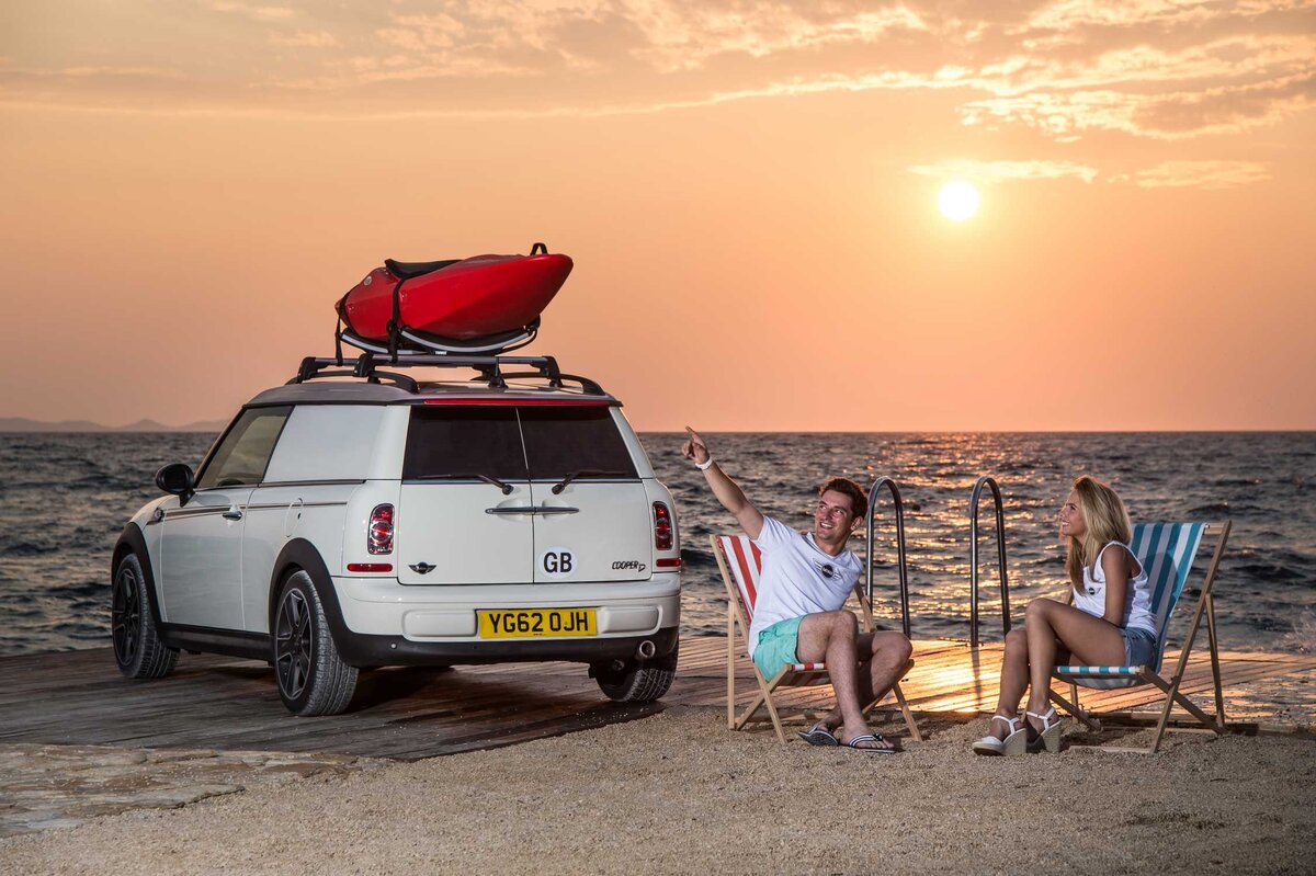 Поехали на море на машине. Мини Купер для путешествий. Mini Cooper Camper. Мини Купер с палаткой. Мини Купер с палаткой на крыше.