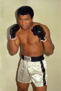 
Мухаммед Али , настоящее имя Кассиус Марселлус Клэй младший (родился 17 января 1942 года, Луисвилл , Кентукки , США, умер 3 июня 2016 года, Скоттсдейл , Аризона), американский профессиональный боксер и общественный деятель. Али был первым бойцом, который выиграл чемпионат мира в супертяжелом весе три раза; он успешно защитил этот титул 19 раз.