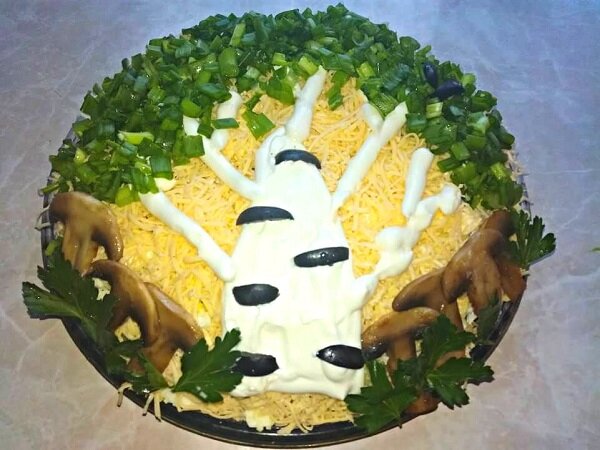 Слоеный салат с курицей, грибами, сыром и яйцом