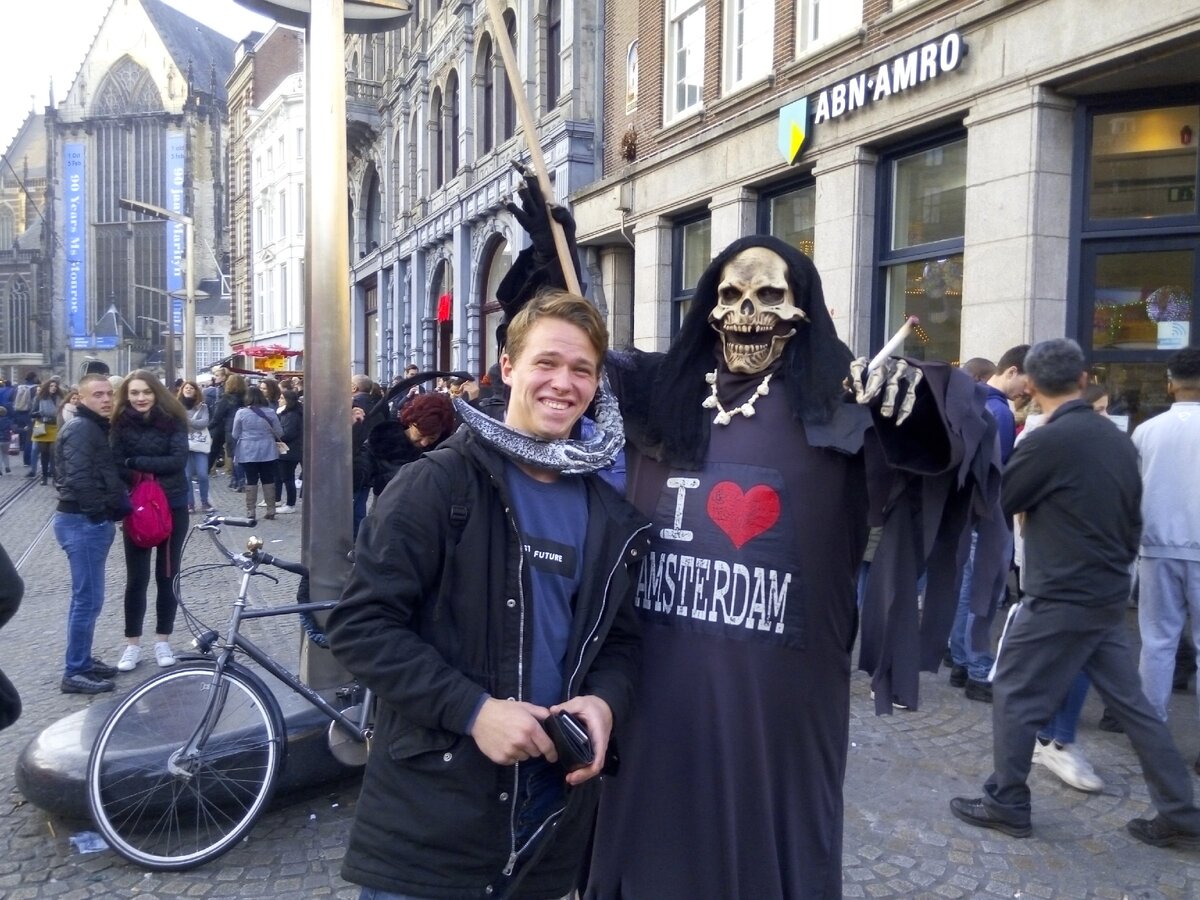 Уже потом, я увидел этого парня в клипе Макса Коржа "Амстер"