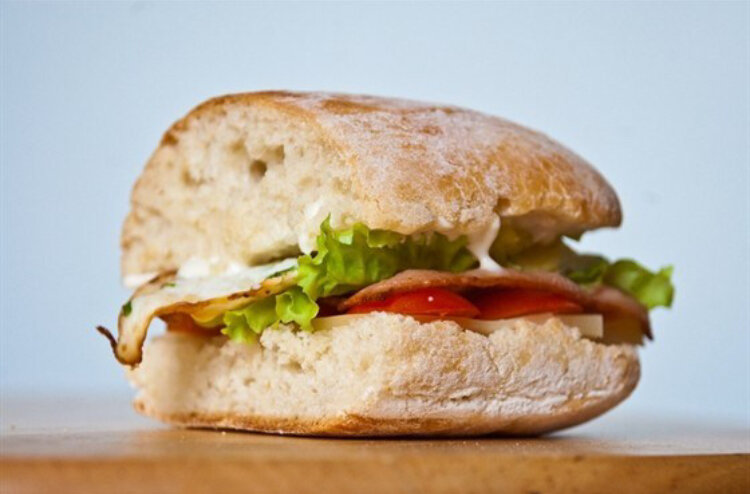 Сэндвич с яичницей, беконом и сыром