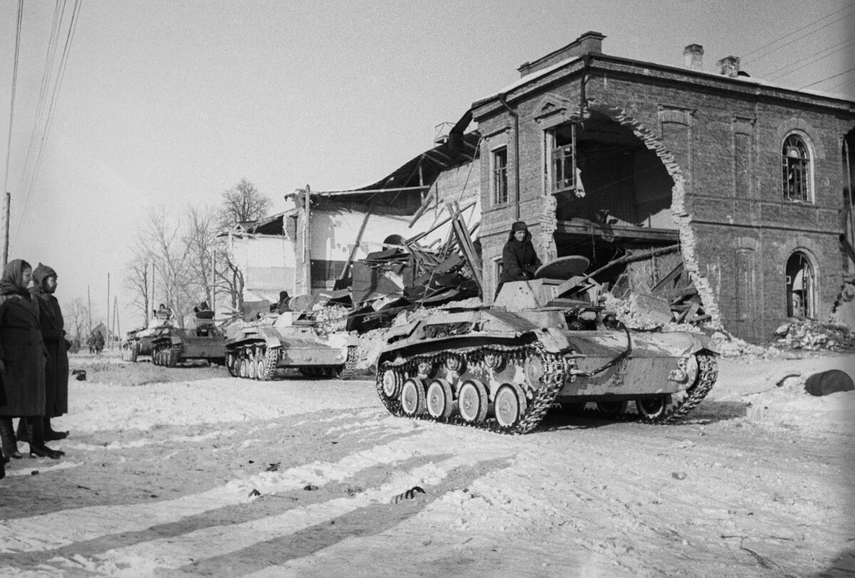 Март 1942 года. Колонна советских лёгких танков Т-60 в Юхнове, Смоленская область.947 год. Разрушенный послевоенный Сталинград. Фонтан «Танцующие дети».