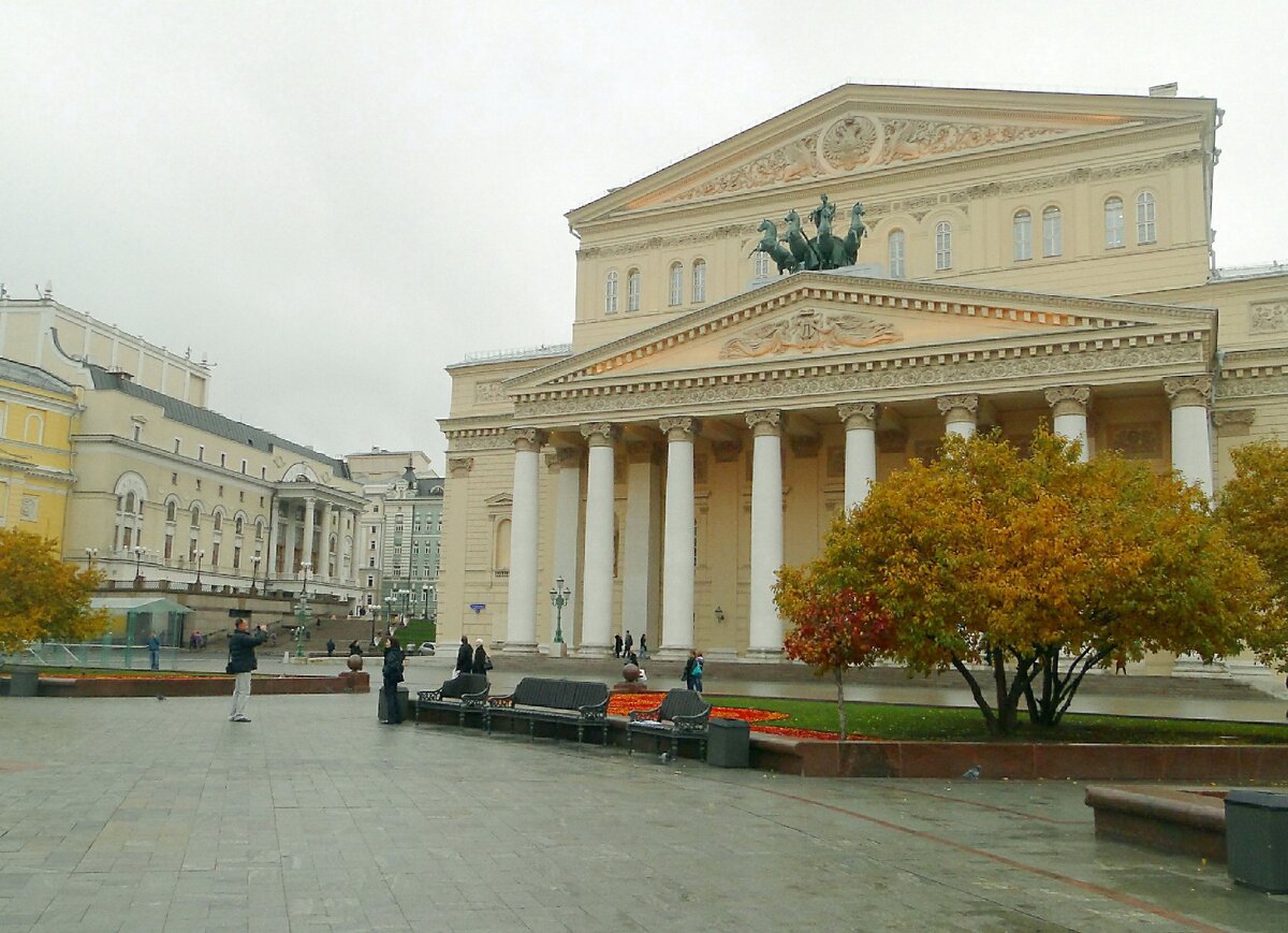 Театру 4 года. Бове большой и малый театр в Москве. Малый театр на театральной площади. Москва Театральная площадь большой и малый театры. Большой театр Москва осень.