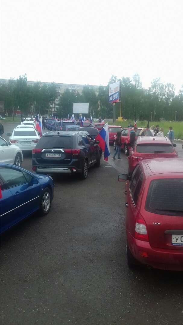 Построение колонны для автопробега в честь дня флага.