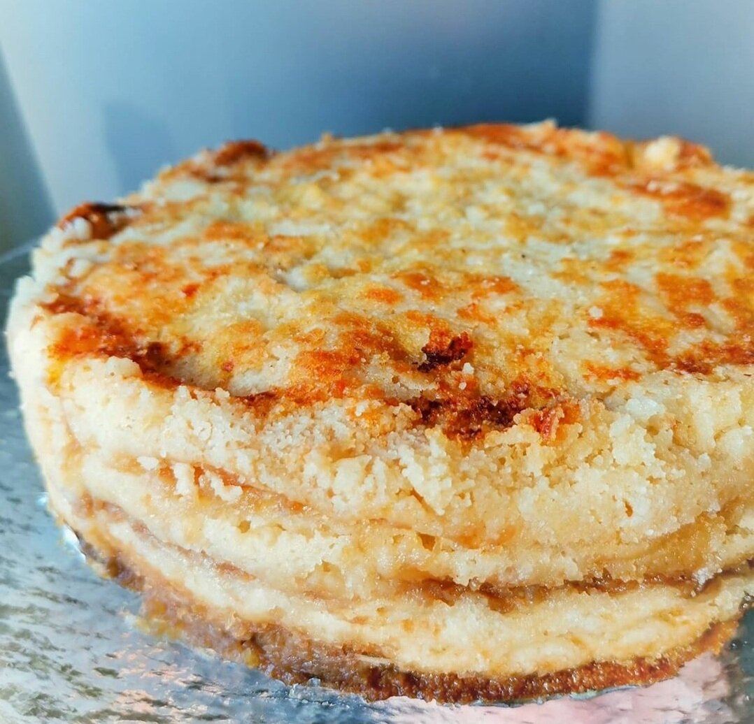 Этот изумительно вкусный яблочный пирог является блюдом болгарской кухни