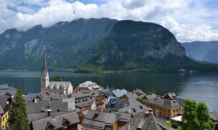 Город в австрии 7 букв. Hallstatt. Гальштат или Хальштатт (Halstatt), Австрия с высотыптичьего полёта. Красивые маленькие города Австрии. Альтах Австрия город.