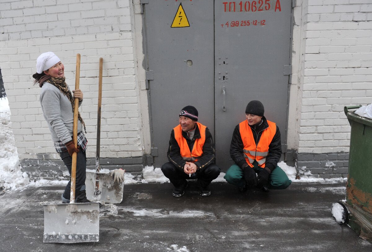 Работа дворником в москве. Дворник гастарбайтер. Дворник таджик. Мигранты дворники. Дворник в Москве.