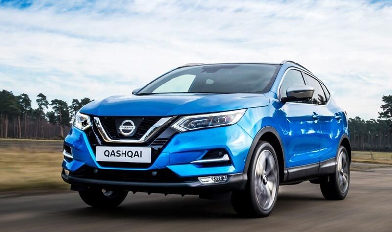 Недавно фотошпионами по время дорожных испытаний был замечен новый Qashqai, покрытый камуфляжной плёнкой. Онлайн-журнал «Колёса.ру» представил, как будет выглядеть будущий кроссовер. Японский кроссовер ведёт свою историю с 2007 года, когда было представлено первое поколение модели. В 2014-м на конвейер встала вторая генерация, а в 2017-м Qashqai получил рестайлинг. Автомобиль очень популярен: в Европе это самый продаваемый Nissan, а среди всех моделей всех марок он занимает 13-ю строчку по итогам 2019 года с результатом 218 650 экземпляров. На российском рынке паркетник также чувствует себя уверено, ведь по итогам июля этого года Qashqai занимает 19 строчку в ТОП-25 самых популярных автомобилей, заметно прибавив по сравнению с прошлым годом. Закрепить успех призвано новое поколение, которое получит более современный внешний вид в стиле нового X-Trail, представленного два месяца назад. Рендеры сделаны на основе шпионских фотографий, поэтому пропорции кузова соответствуют реальному автомобилю. Спереди разместится аналогичная Икстрейлу решётка радиатора, а вот фары будут другими: вместо «двухэтажной» оптики мы ожидаем увидеть единую блок-фару оригинальной формы, немного перекликающейся Сегодня в России самый доступный Кашкай предлагается за 1 377 000 рублей (1.2 Т МТ, 115 л.с., передний привод). Полноприводный 2-литровый 144-сильный кроссовер с вариатором оценивается минимум в 1 663 000 рублей. 
