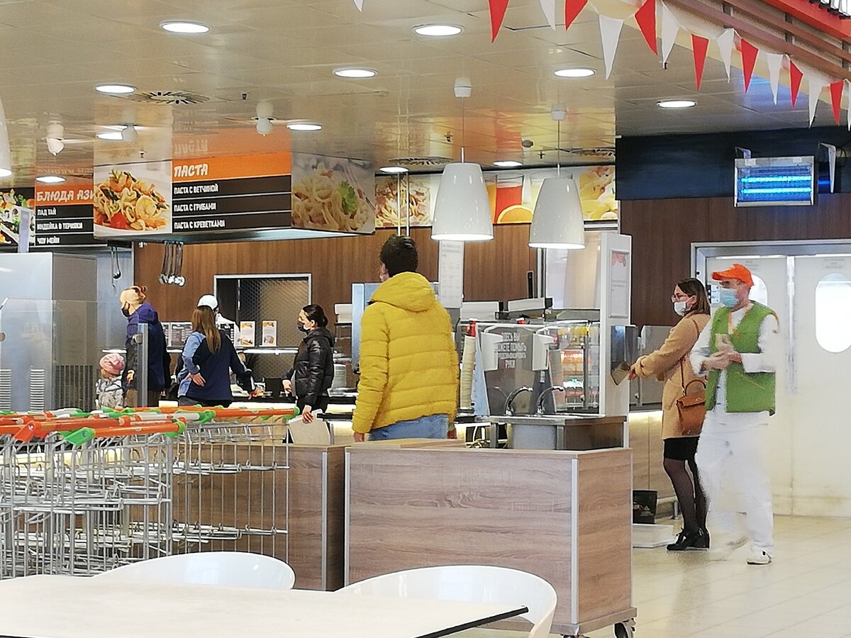 Большинство людей соблюдают правила. Носят маски и моют руки. Фото автора. 