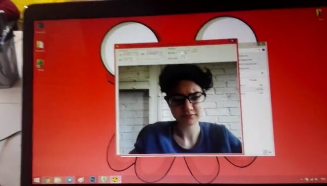 Даже Марк Цукерберг и бывший глава ФБР Джеймс Коми заклеивают вебки изолентой, и это неспроста — в современном мире новостями об очередном взломе камер уже мало кого можно удивить. Mы провели эксперимент и попробовали взломать камеру на ноутбуке, чтобы понять, насколько это реально.


Неужели взломать камеру на вашем ноутбуке так просто? Автор Medialeaks, начитавшись последних новостей о взломах миллионов видеокамер, приложениях для взлома и сайтах, на которых стрим со взломанных камер со всего мира стал аналогом реалити-шоу, решил изучить программы для взлома вебок, а также попытался найти способы, которыми вы можете защитить себя от подглядываний анонимов и других онлайн-вуайеристов.



Тролль. Джеймс Тролль. Кто подглядывает за владельцами вебок
Разговоры о взломе видеокамер в наше время перестали быть чем-то удивительным. Это стало настолько распространённым явлением, что одни взломщики (крэкеры) содержат сайт, на котором показывают трансляции с незапароленных камер наблюдения и вебок со всего мира, а другие стали продавать в китайских соцсетях программу, которая позволяет получить удалённый доступ к различным видеокамерам, подключённым к интернету.

В большинстве случаев взлом устройств происходит из-за того, что их владельцы не меняют заводской пароль камер, подключив их к общественной сети, но обычные вебки на ноутбуках в эту категорию не попадают. Чтобы получить к ним доступ, взломщикам нужно что-то посерьёзнее пароля «admin admin», да и вбивать его некуда.

Вопреки распространённому мнению о том, что вебки взламывают спецслужбы, гораздо чаще можно наткнуться на истории о взломах, совершённых не людьми в униформе, а простыми смертными. Причём в комментариях на тематических сайтах чаще сидят даже не излишне любопытные личности, пытающиеся подсмотреть за своими близкими, а хакеры-тролли. Для них нет особой разницы, за кем наблюдать, но они могут принести гораздо больше вреда своим жертвам, потому что наблюдением могут не ограничиться. Иногда они берут чужой компьютер под свой контроль, уничтожая или изменяя данные пользователей ради шутки.

Взломать камеру на ноутбуке может даже школьник, не достигший пубертата: на YouTube есть масса роликов о взломах, авторы которых троллят ничего не подозревающих юзеров, подключаясь к их вебкам. Авторов таких видео много, но суть в роликах одна: получить доступ к веб-камере, а затем стримить выражение лица жертвы, пока она пытается разобраться, почему на десктопе вдруг поменялись обои или включилось порно со звуком. Чаще всего подобные ролики снимают подростки, а в названии встречаются слова «прикол», «троллим», «угораем» и т. п.



Школьники настолько освоились в программах взлома, что дают полноценные уроки о том, как настраивать программы взлома на своих каналах, где между роликами о взломе чужих компьютеров рассказывают о своих детских увлечениях а-ля «выращиваем кактус» и «вот моя любимая кукла».
