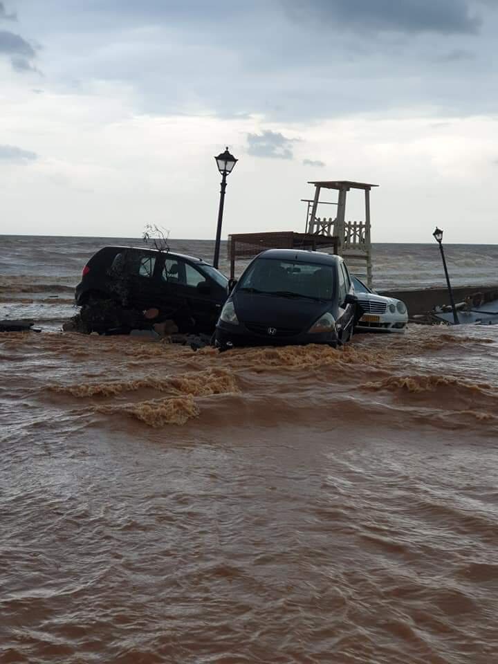 Потоки воды уносили даже автомобили (фото из соцсетей)