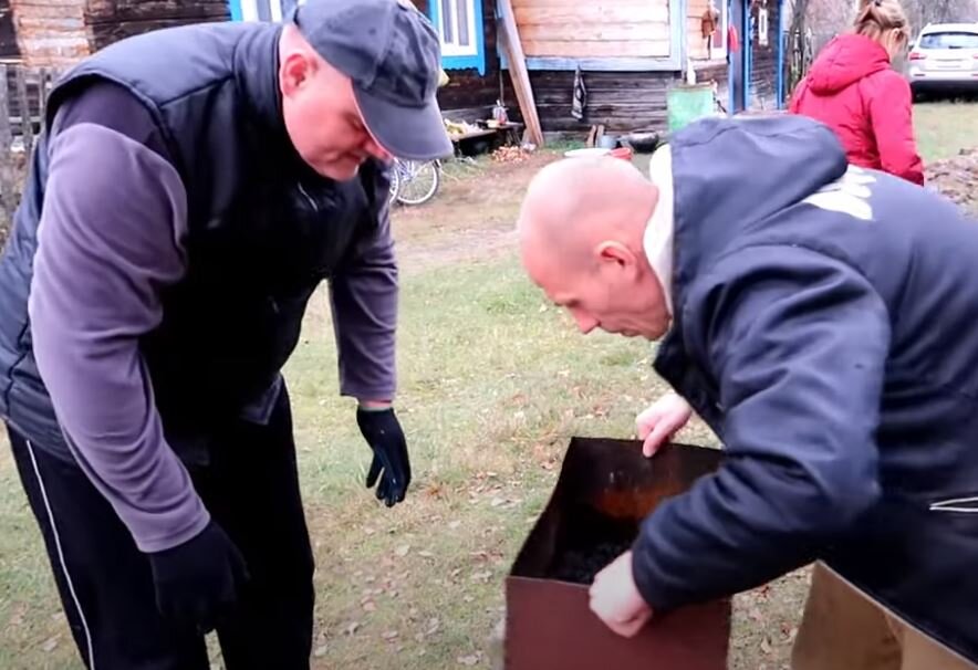 Мужики ставят мангал