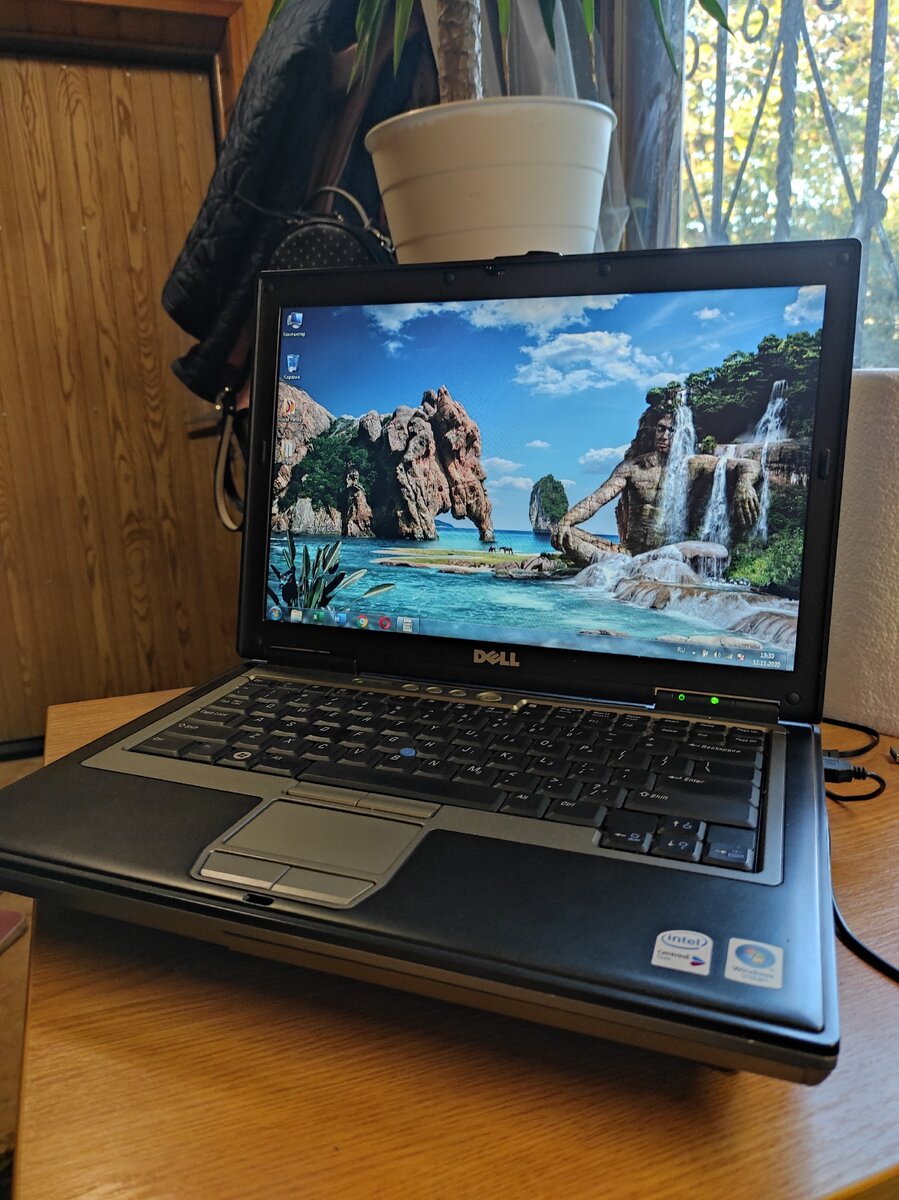 На фото ноутбук DELL LATITUDE D620