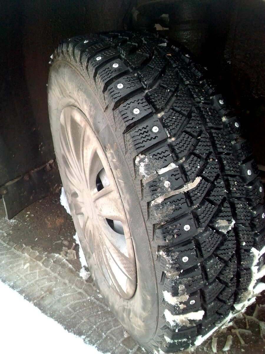 Нужно своевременно менять летние шины на зимние, чтобы поездка была безопасной.