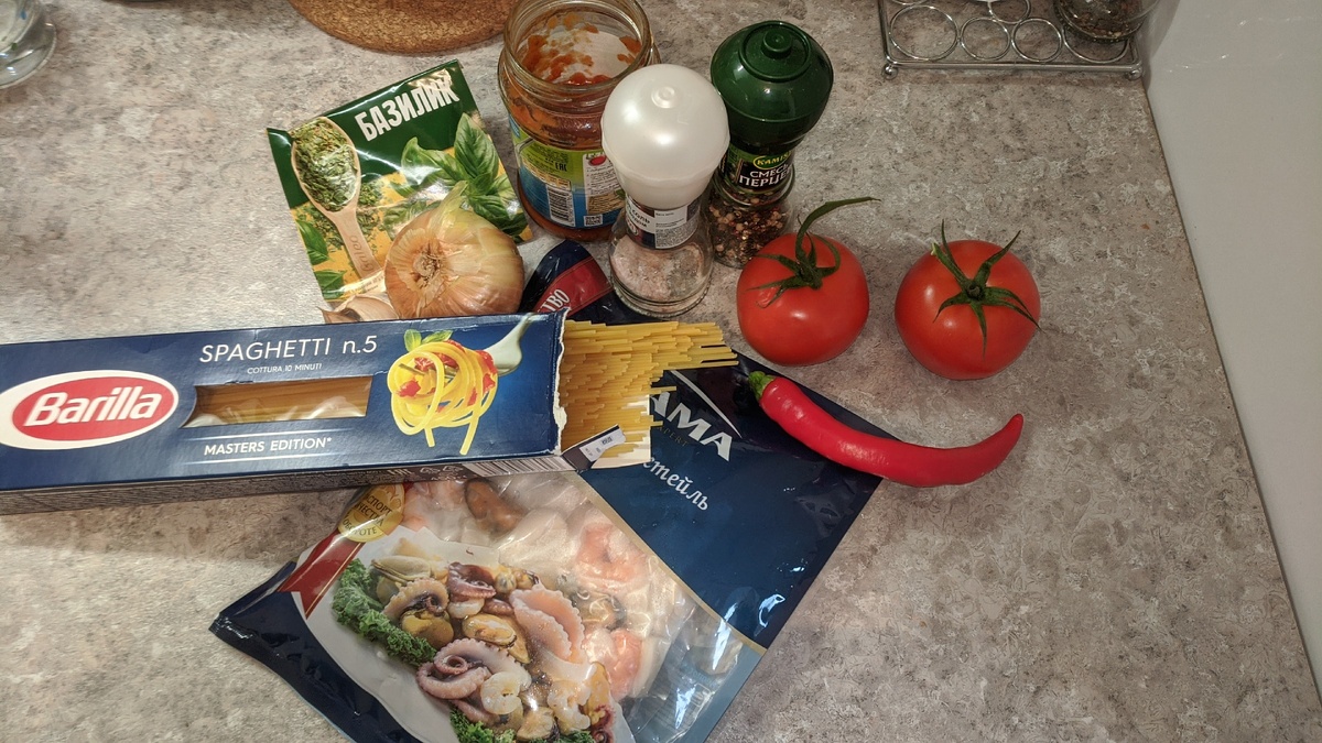 Ингредиенты для блюда спагетти с морепродуктами