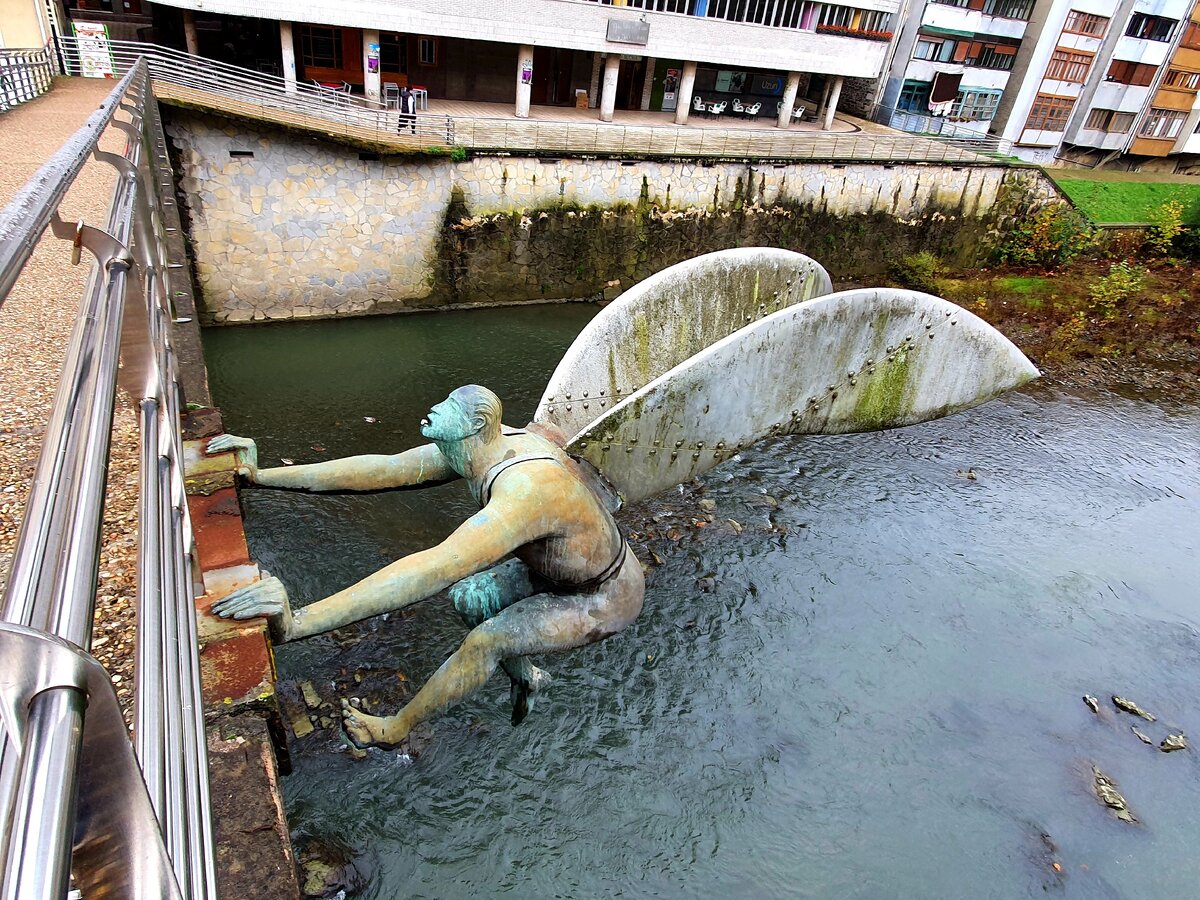 По-моему, Икар хочет влезть на мост