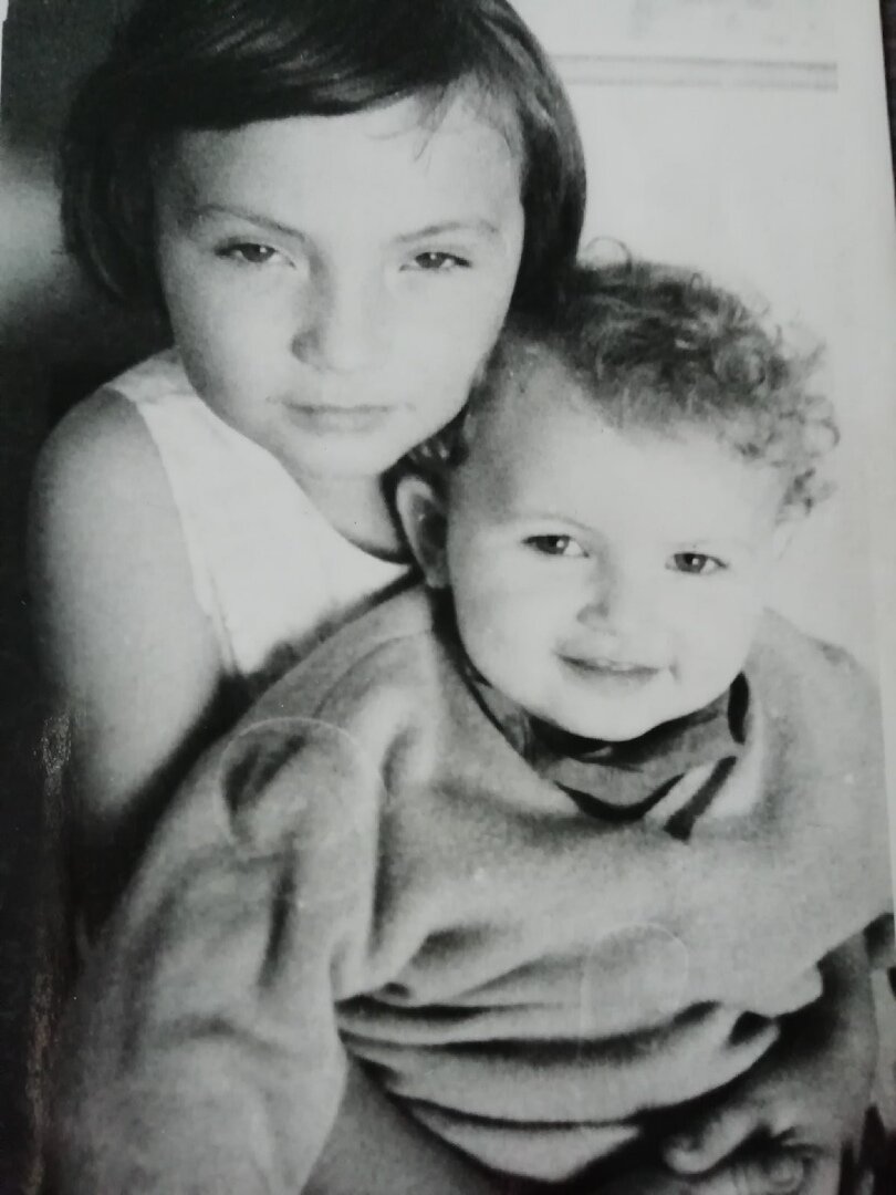 Мне годик. Сестре Софье шесть.