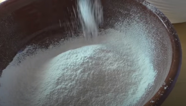 Муку обязательно просеиваем 2 раза