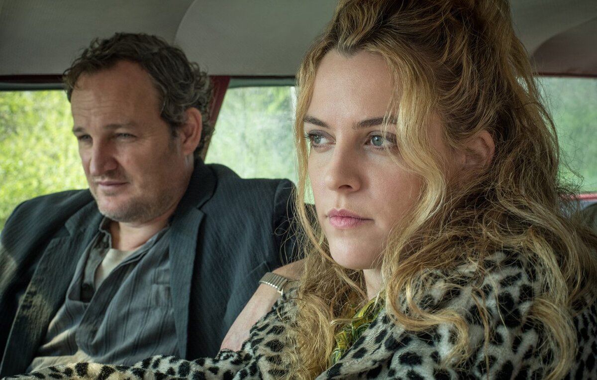 Джейсон Кларк и Райли Кио в фильме «Дьявол всегда здесь». Netflix