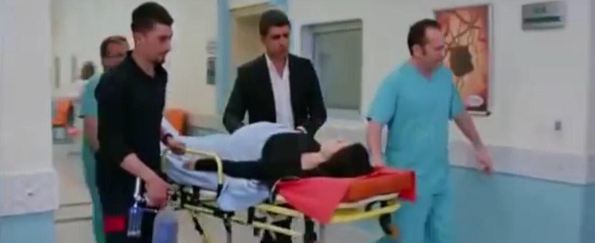 Элиф доставили в больницу. 