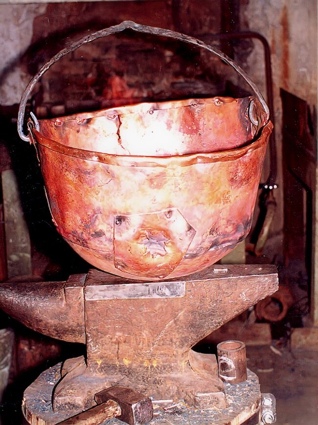 Медный котел для интерьера ресторана 