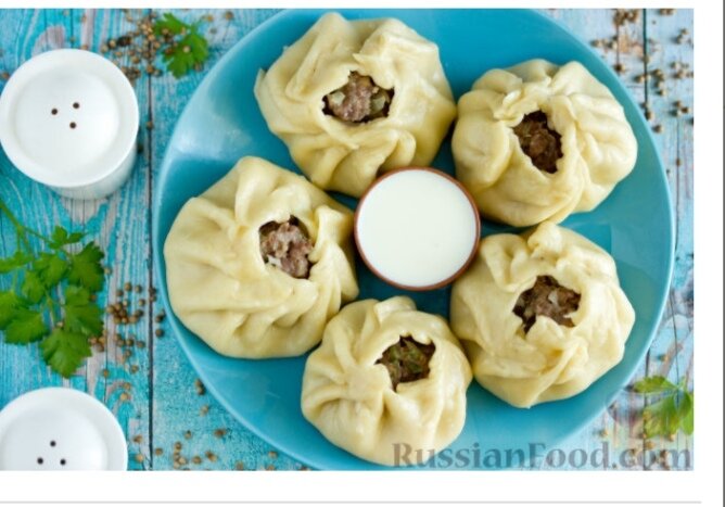 

Рецепты
Наша Кухня
Супер Поиск
рецепт с фото пошаговый
Бурятские позы (буузы)
Фото к рецепту: Бурятские позы (буузы)
 4 порции
 1 час (ваши 30 мин)
 anastasiya.panait   09.06.18
Бурятские позы (буузы) - блюдо, напоминающее манты, большие пельмени шарообразной формы с отверстием посередине, которые принято готовить на пару. Бурятские позы достаточно большие, блюдо это сочное, очень вкусное и сытное.

Продукты (на 4 порции)
Для теста:
Мука - 500 г
Яйцо - 1 шт.
Вода - 200 мл
Соль - 0,3 ч. л.
*
Для начинки:
Фарш говяжий - 600 г
Лук репчатый - 150 г
Лук зелёный - 0,5 пучка
Соль - по вкусу
Перец чёрный молотый - по вкусу

Пошаговый фото рецептБурятские позы (буузы)
Фото приготовления рецепта: Бурятские позы (буузы) - шаг №1
Подготавливаем все продукты, чтобы приготовить бурятские позы (буузы).
Сначала нужно приготовить тесто. В большую миску насыпаем муку, добавляем соль и яйцо.
Перемешивать постепенно подливая кипячёную воду комнатной температуры, замешиваем плотное, но податливое тесто. (Если вы замешиваете тесто в кухонной машине, воспользуйтесь насадкой-крюком.
Готовое тесто собираем в шар и заворачиваем в плёнку или пакет. Оставляем тесто на столе на минут 15.
Пока тесто отдыхает, готовим начинку. Для этого говяжий фарш перекладываем в миску.

В мясной фарш добавляем нарезанный маленькими кубиками репчатый лук, нарезанный тонкими колечками зелёный лук, всыпаем соль и чёрный молотый перец по вкусу. Если фарш не сочный, можно влить немного ледяной воды, пару ложек.
Перемешиваем фарш до равномерного распределения его составляющих.

Теперь формируем сами позы. Тесто разделяем на 16 равных частей.

Берём одну часть теста и раскатываем его в тоненький кружочек диаметром около 9-10 см. В середину этого кружка выкладываем 1,5-2 ст. л. фарша.
А теперь приподнимаем края теста и по кругу защипываем его.

В итоге должен получится шарик с начинкой внутри и дырочкой посередине.

Таким образом формируем остальные 
Готовить бурятские позы нужно на пару. Я использовала мультиварку, готовила позы в режиме "Варка на пару" 25 минут.

Подавайте бурятские позы к столу сразу после приготовления со сметаной, сметанно-чесночным соусом или бульоном. Приятного аппетита. 