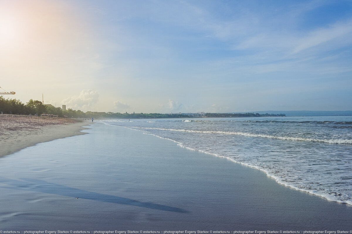 1. Утренний балийский пляж - пусто, спокойно и красиво.
