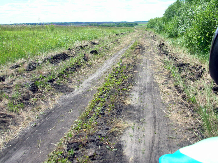 Стараемся ехать по полевой дороге, но не всегда получается