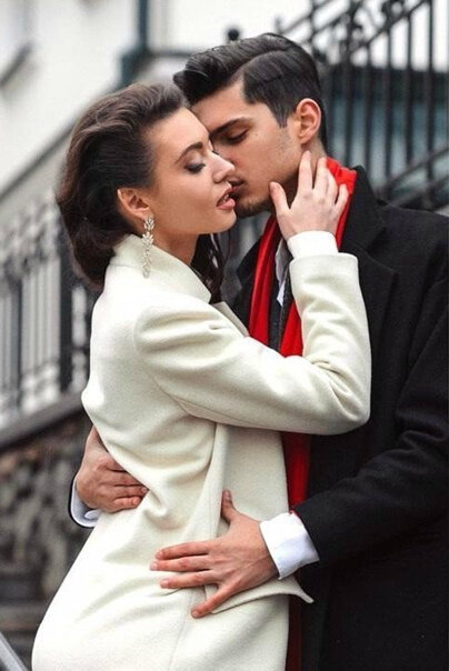 Я люблю тебя очень –очень.. Чисто.. искренне... без остатка..
Я тобою  дышу днём и ночью
Я тобою  живу... без оглядки…

Я люблю тебя очень,.. слышишь?
Так любить почти невозможно..
Когда рядом со мною дышишь
Моё сердце стучит тревожно…

Я люблю тебя очень… знаешь?
Так люблю, что боюсь растаять..
О такой любви .. лишь мечтают
Только небом дана такая…

Я люблю тебя очень.. веришь?
Мне взамен ничего не надо..
Лишь в глазах твоих видеть небо
Отражаться в любимом взгляде…

Я люблю тебя очень.. помнишь?
Мы любить обещали вечно..
Даже если наступить полночь
Две души перейдут в бесконечность…

Я люблю тебя очень –очень..
Так любить почти невозможно..
Это Ангелы… днём и ночью
Нас с тобой берегут осторожно…

© Copyright: Ольга Конькова Мороз, 2013
Свидетельство о публикации №113112601397 