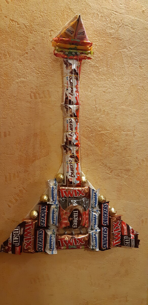 Балалайка из сладостей