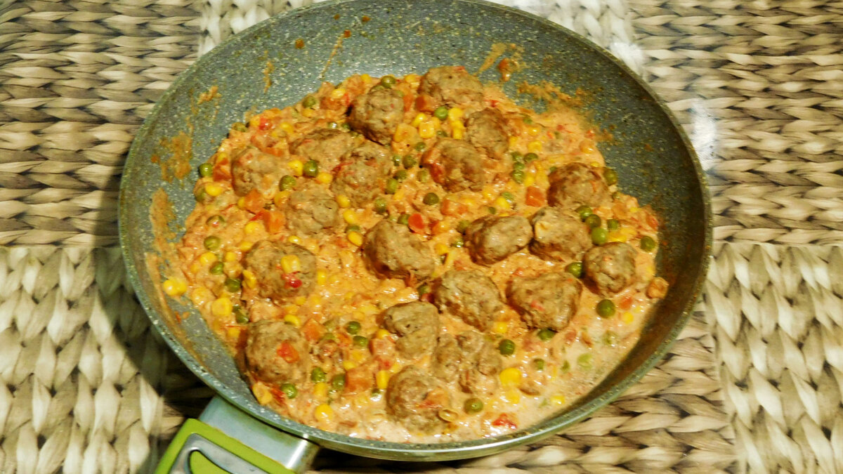 Фрикадельки с замороженными овощами (овощной смесью) на сковороде