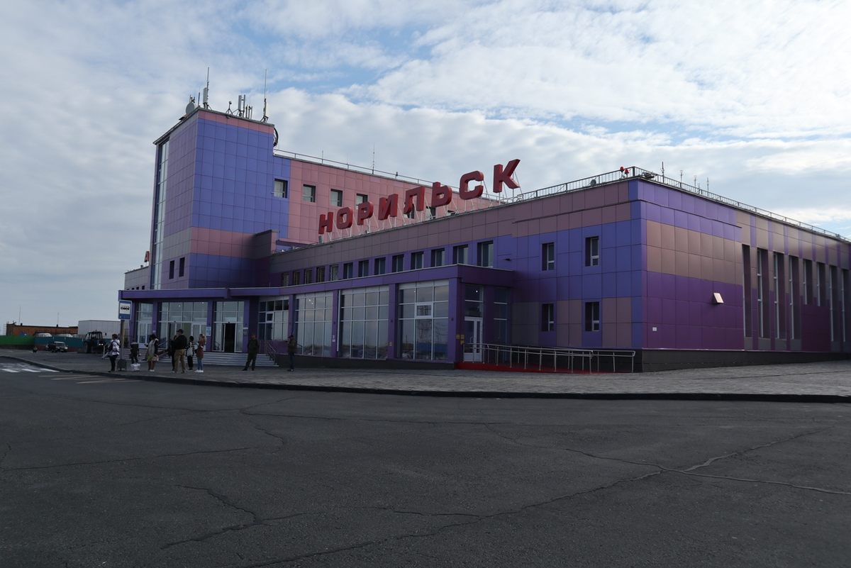 Аэропорт норильск впп. Аэропорт норильск номер телефона. Аэродром алыкель. Аэровокзал норильск. Аэропорт алыкель норильск.