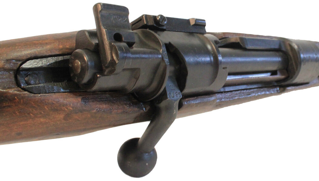 Предохранитель «Маузера» включён, затвор заперт