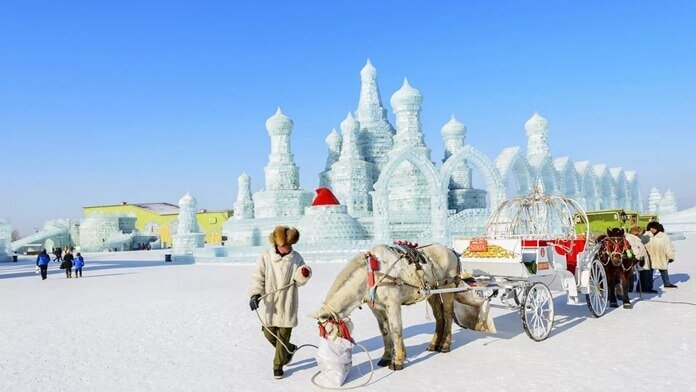 Для жителей этого города даже суровая зима в удовольствие. Ведь благодаря ей в Харбине проходит Международный фестиваль снега и льда. Это один из крупнейших ледовых фестивалей в мире. Там демонстрируются ледяные скульптуры, организуется купание в зимней проруби, и проводятся катания на горных лыжах.