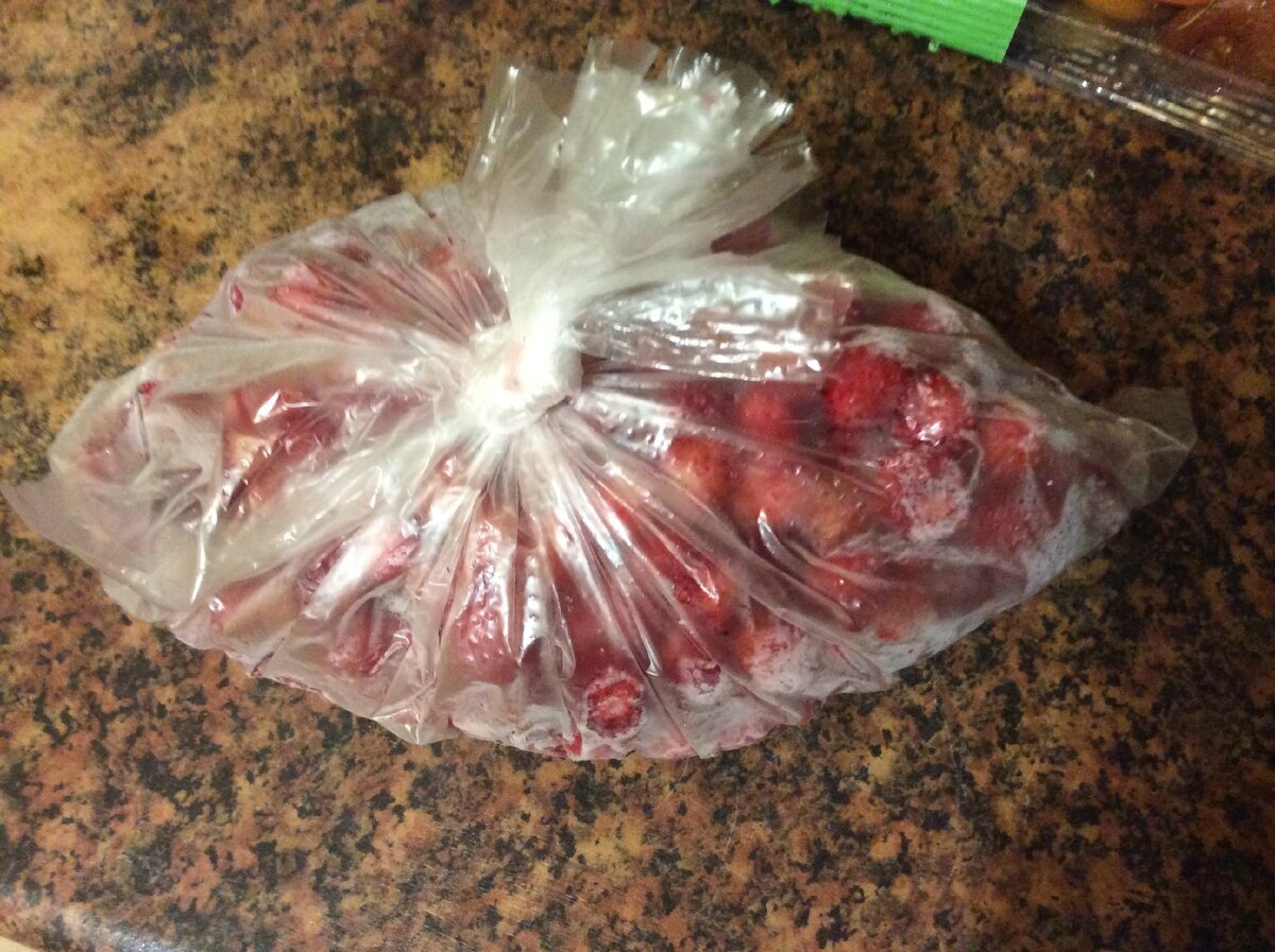 Кулёчек с замороженной земляникой