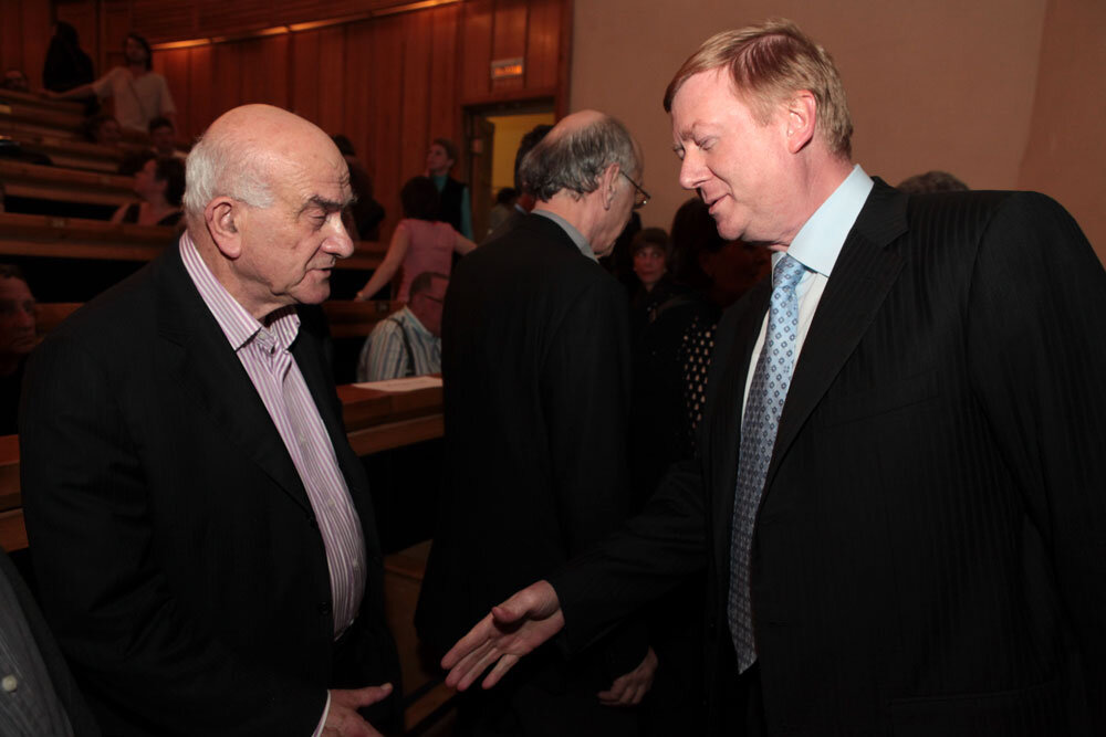 Теоретик и практик (из Интернета)