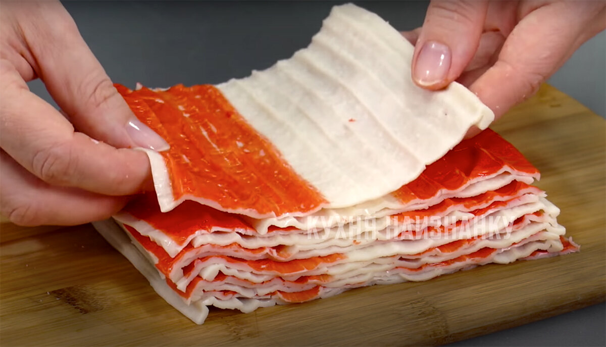 Закуска из крабовых палочек с ароматными травами и чесноком