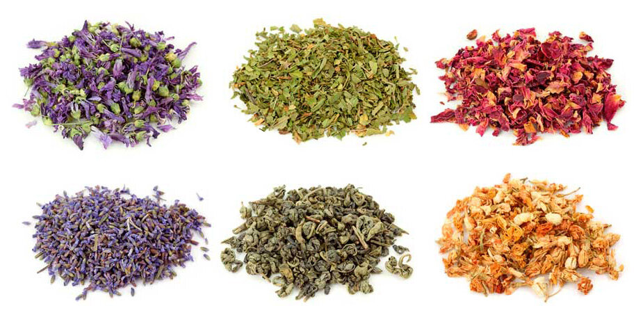 Обязательно измельчайте сухие травы перед загрузкой их в камеру нагрева вапорайзера. Большинство ручных вапорайзеров с кондукционным нагревом (прямая передача тепла от стенок нагревательной камеры) извлекают выгоду из тонкого помола трав. Чем мельче вы измельчите траву, тем больше ее фракция соприкасается со стенками камеры нагрева, что в свою очередь обеспечивает максимальный и более равномерный нагрев испаряемого материала.Для большинства конвекционных портативных вапорайзеров (нагрев материала горячим воздухом) очень тонкое измельчение растений не подходит, т.к. мелкая растительная фракция забивает воздушные отверстия камеры нагрева и затрудняет прохождение горячего воздуха через весь объем испаряемой травы. Следовательно, происходит неравномерная передача тепла материалу, поскольку трава на дне камеры нагревается гораздо сильнее, чем центральная и верхняя часть. Даже если воздушные отверстия камеры не засоряются - воздушный поток становится ограниченным, потому что, чем мельче размер перемолотой травы, тем выше плотность и меньше места для прохождения воздуха.