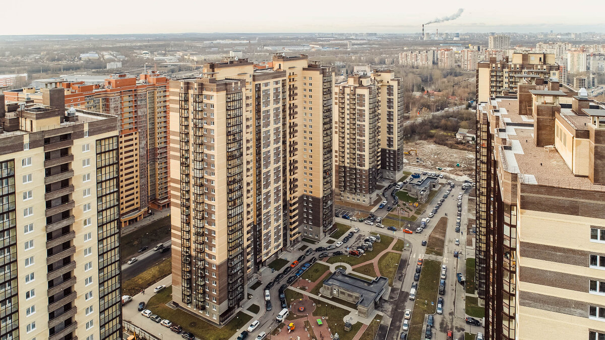 Как такового двора в квартале нет — на дорожках возле домов и детских площадок припаркованы машины 