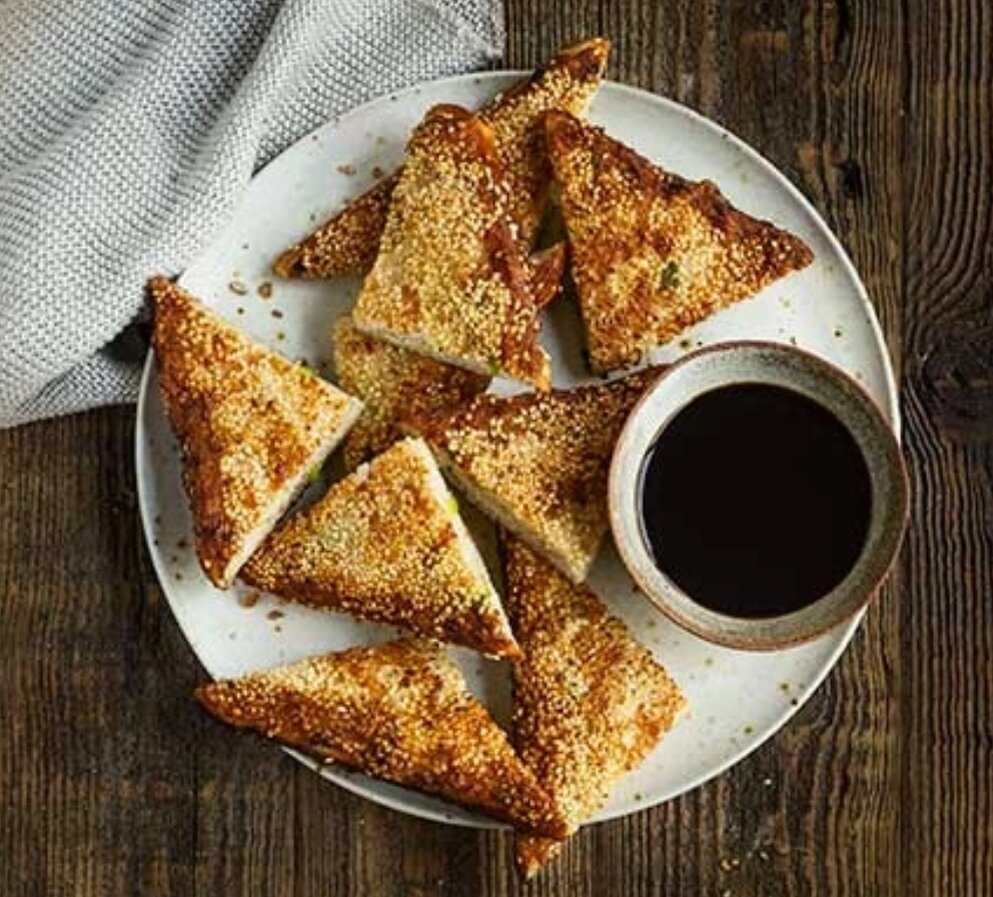 Используйте остатки хлеба, чтобы приготовить классическую китайскую закуску - тост с кунжутными креветками. Подавать с соевым или кисло-сладким соусом для макания.