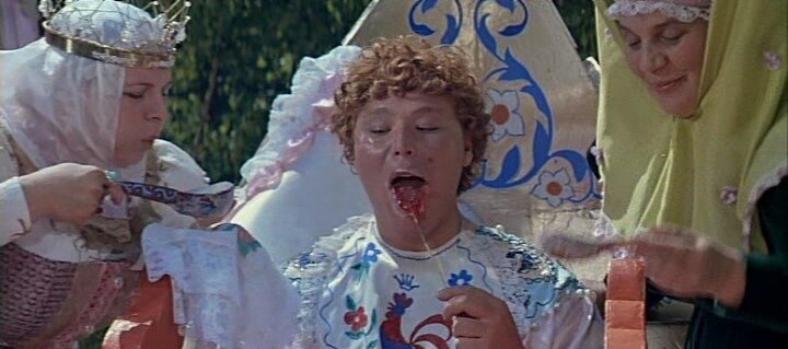 Мужчины сегодня инфантильны, и не любят брать на себя ответственность. Всё из-за гиперопеки мам, которые всячески препятствуют  становлению мужского характера. Мам, научающих своих чад "давать сдачи" девочкам. А когда прилетает им, они возмущаются: "А нас за що?!" 